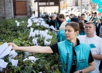 ORANG ramai meletakkan pesawat kertas di luar Kedutaan Perancis di Moscow sebagai tanda solidariti kepada penahanan pengasas dan Ketua Pegawai Eksekutif Telegram, Pavel Durov, pada 25 Ogos lepas.- AFP