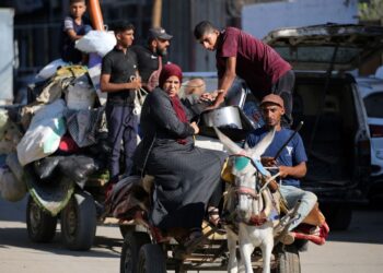 PENDUDUK Palestin berpindah dari Deir el-Balah di tengah Gaza pada 21 Ogos lepas, berikutan serangan tanpa henti tentera Israel di wilayah itu.- AFP