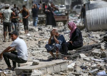 WARGA Palestin melihat sendiri kemusnahan selepas serangan tentera Israel di Gaza.-AFP