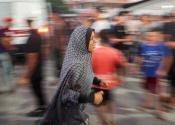 ORANG awam di Hospital Al-Aqsa panik selepas tentera Israel mengeluarkan arahan pemindahan mengejut di bandar Deir el-Balah, semalam.- AFP