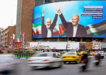 GAMBAR menunjukkan Masoud Pezeshkian dan Ismail Haniyeh di Dataran Teheren, Iran.- AFP