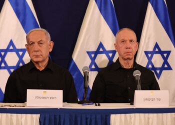 PERDANA Menteri Israel, Benjamin Netanyahu (kiri) dan Menteri Pertahanan, Yoav Gallant ketika menghadiri sidang akhbar di pangkalan tentera Kirya di Tel Aviv, pada 28 Oktober 2023.- AFP