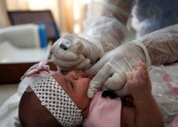 PEKERJA UNRWA memberikan vaksin polio dan vaksin virus Rota kepada kanak-kanak di sebuah klinik di kem pelarian Bureij, Gaza Tengah pada 9 September 2020.- AFP