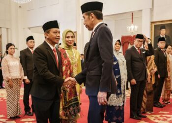 JOKOWI bersalaman dengan anggota Kabinet mengangkat sumpah.-AFP