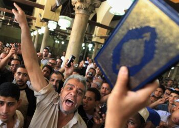 RAKYAT Mesir melaungkan slogan anti-Israel dan mengangkat al-Quran di Masjid Al-Azhar di Kaherah, semasa demonstrasi mengutuk serangan Israel terhadap kapal bantuan ke Gaza, pada 4 Jun 2010.- AFP