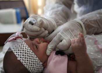 PEKERJA UNRWA memberikan vaksin Polio dan vaksin virus Rota untuk kanak-kanak di sebuah klinik di kem pelarian Bureij di tengah Gaza, pada 9 September 2020.- AFP