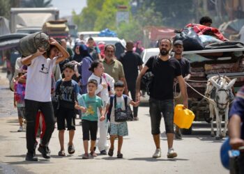 PENDUDUK Palestin melarikan diri dari Deir el-Balah di tengah Gaza, susulan serangan berterusan Israel di wilayah itu pada 16 Ogos lalu.- AFP