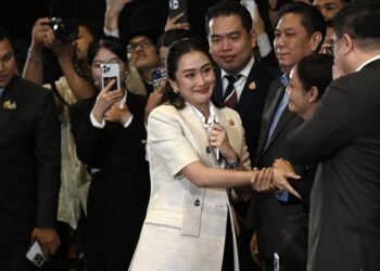 PERDANA Menteri baharu Thailand, Paetongtarn Shinawatra (tengah) bersama ahli parti Pheu Thai semasa sidang media di Bangkok, semalam.- AFP