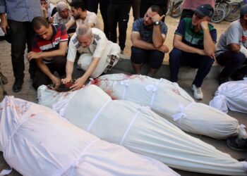 SUASANA hiba menyelubungi hospital al-Maamadani yang menempatkan jenazah mangsa korban serangan Israel terhadap sebuah sekolah di bandar Gaza, awal pagi semalam.- AFP