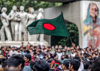 RUSUHAN Bangladesh menyebabkan lebih 100 nyawa terkorban.-AFP