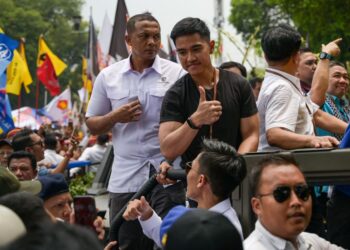 KAESANG Pangarep (berbaju hitam) beramah mesra dengan penyokongnya di Suruhanjaya Pilihan Raya di Jakarta, pada 25 Oktober 2023.- AFP