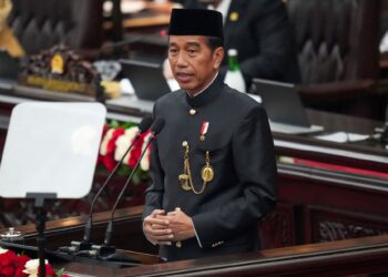 PRESIDEN Indonesia, Joko Widodo, berpakaian tradisional Betawi ketika menyampaikan pidato kenegaraan tahunan di bangunan Parlimen di Jakarta, kelmarin.- AFP