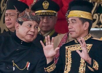 PRESIDEN Indonesia, JOKOWI (kanan) dan Prabowo dilihat bersembang selepas upacara menaikkan bendera semasa sambutan Hari Kemerdekaan ke-79 di istana presiden di Nusantara, Kalimantan Timur, pada 17 Ogos lepas.- AFP