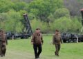 PEMIMPIN Korea Utara, Kim Jong Un (tengah) memantau latihan serangan balas nuklear secara maya dengan 'roket artileri' di lokasi yang tidak didedahkan di Korea Utara.- AFP