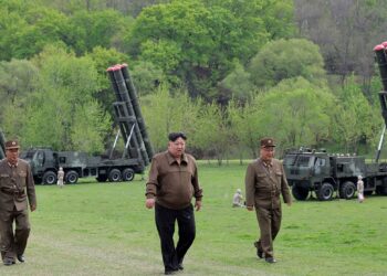 PEMIMPIN Korea Utara, Kim Jong Un (tengah) memantau latihan serangan balas nuklear secara maya dengan 'roket artileri' di lokasi yang tidak didedahkan di Korea Utara.- AFP