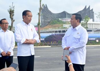 PRESIDEN terpilih, Prabowo Subianto (kanan) dan Presiden Jokowi (tengah) dalam sidang akhbar di hadapan Istana Garuda di Nusantara.