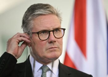 KEIR Starmer berhasrat mewujudkan dasar merokok di kawasan terbuka.-AFP