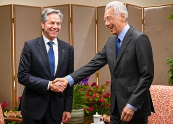 SETIAUSAHA Negara AS, Antony Blinken (kiri) bertemu dengan Menteri Kanan Singapura, Lee Hsien Loong di Istana Presiden di Singapura, kelmarin.- AFP