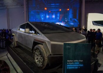 Tesla Cybertruck dipamerkan di kemudahan pembuatan Tesla Giga Texas semasa upacara pembukaan 'Cyber Rodeo', pada 7 April 2022 di Austin, Texas.- AFP