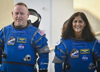 ANGKASAWAN NASA, Butch Wilmore dan Suni Williams sebelum berlepas ke Stesen Angkasa Antarabangsa (ISS) pada 5 Jun 2024.- AFP