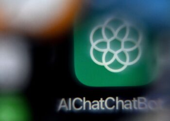 FOTO menunjukkan logo aplikasi ChatGPT yang dibangunkan oleh organisasi penyelidikan kecerdasan buatan AS, OpenAI pada skrin telefon pintar.- AFP