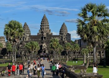 PELANCONG melawat kuil Angkor Wat di wilayah Siem Reap, pada 16 November 2023.- AFP