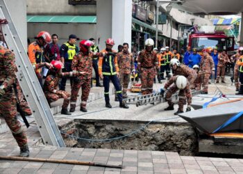 Pasukan bomba melakukan operasi mencari dan menyelamat wanita warga India yang terjatuh ke dalam lubang tanah mendap di Jalan Masjid India, Kuala Lumpur, baru-baru ini.