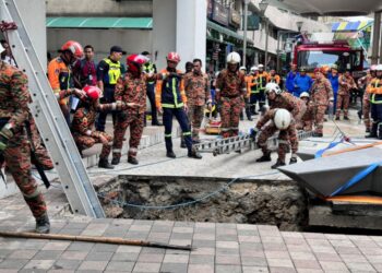 Anggota baru mengeluarkan kerusi kontrik yang lubang yang berlaku akibat tanah mendap di ibu negara.