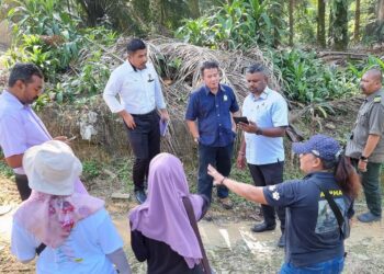 J. ARUL Kumar (tiga dari kanan) bersama beberapa pegawai jabatan dan agensi berkaitan melawat beberapa Kawasan sesuai di Mantin, Seremban untuk dibina sebuah tempat perlindungan dan penyimpanan anjing terbiar yang ditangkap oleh pihak berkuasa tempatan (PBT) dan NGO.