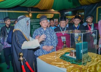 RAIS Yasin (dua dari kiri) mendengar penerangan peserta ekspo IITTE 2024 di MITC, Ayer Keroh, Melaka.