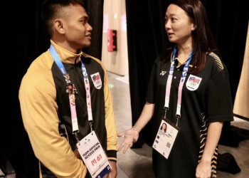 MENTERI Belia dan Sukan, Hannah Yeoh menyapa Mohamad Aniq Kasdan selepas aksi angkat berat bawah 61 kilogram (kg) lelaki, semalam. - IHSAN FB HANNAH YEOH