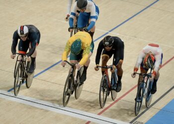 MUHAMMAD Shah Firdaus (baju hitam) ketika aksi suku akhir keirin di Velodrom Saint-Quentin-en-Yvelines, hari ini. - IHSAN FB MOM