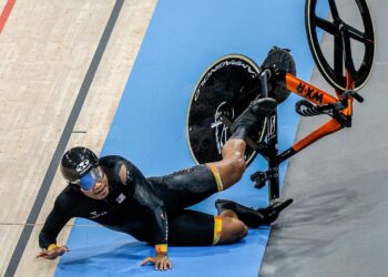 MUHAMMAD Shah Firdaus Sahrom terlibat dalam perlanggaran ketika beraksi acara basikal trek keirin lelaki peringkat akhir Sukan Olimpik Paris 2024 di Velodrom Saint-Quentin-en Yvelines, hari ini. - IHSAN FB MSN