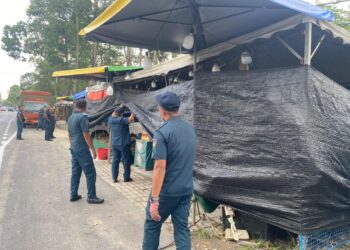 PENGUAT kuasa MBS menjalankan tindakan sitaan ke atas gerai penjaja buah-buahan yang melakukan kesalahan memasang khemah tanpa kebenaran dan mengakibatkan kacau ganggu jalan utama di Jalan Seremban-Jelebu baru-baru ini.