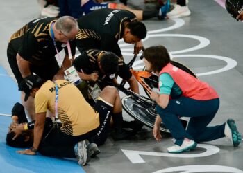 GAMBARAN selepas Muhammad Shah Firdaus Sahrom terlibat dalam kemalangan acara final keirin lelaki di Velodrom Saint Quentin en Yveline, hari ini. - IHSAN FB HANNAH YEOH