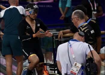 JOHN Beasley bersama Azizuhasni Awang ketika jaguh berbasikal trek negara itu disingkirkan dalam acara keirin.-IHSAN MOM