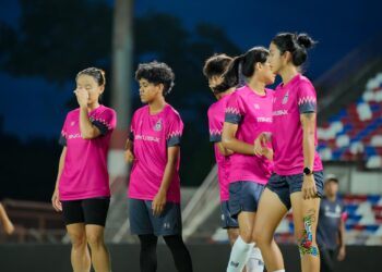 Pasukan bola sepak wanita Sabah ketika menjalani latihan menjelang aksi pertama kelayakan menentang kelab Nepal, APF Club, semalam. - IHSAN FB BOLA SEPAK WANITA SABAH