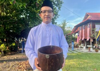 LAKSAMANA Saad menunjukkan gantang yang dikatakan berusia lebih 200 tahun dan masih dijaga dengan baik di rumah pusaka miliknya di Jalan Padang Melangit, Kampung Abi Tengah, Kangar semalam. – UTUSAN/ASYRAF MUHAMMAD