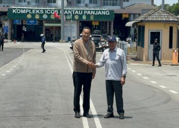 Anwar Ibrahim dan Srettha Thavisin semasa mengadakan lawatan kerja di Sungai Golok dan Rantau Panjang  semalam.