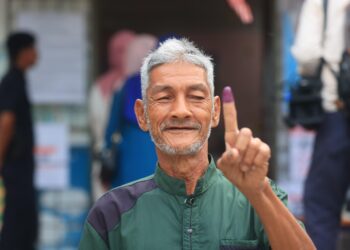 ZAKARIA Mamat menjadi individu pertama yang melaksanakan tanggungjawab sebagai pengundi PRK Nenggiri di Tabika Sri Bakawali, Bertam Lama, Gua Musang, Kelantan hari ini-KAMARUL BISMI KAMARUZAMAN.