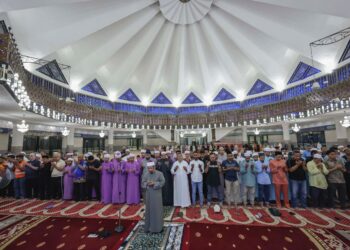 Jemaah hadir solat jenazah ghaib yang diadakan di Masjid Negara, malam ini sebagai penghormatan terhadap pemimpin Hamas, Ismail Haniyeh.UTUSAN/AMIR KHALID