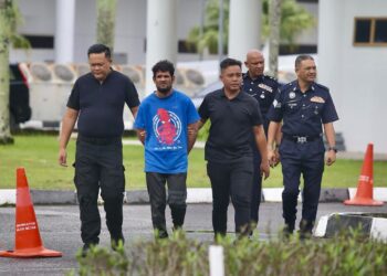 ABDU Gapur Doli Ahmad (dua kiri) dikawal polis ketika dihadapkan ke Mahkamah Majistret atas pertuduhan membunuh isteri dan dua anaknya di Kompleks Mahkamah Alor Setar. - UTUSAN/ SHAHIR NOORDIN