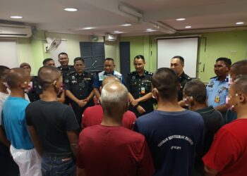 MUHAMAD Naim Amir (baris hadapan, tiga dari kanan) dan Mohd. Shahirul (baris hadapan, empat dari kanan) memberikan nasihat kepada 11 banduan yang menyertai PBSL di Penjara Seremban semalam. – UTUSAN/NOR AINNA HAMZAH.