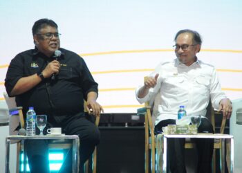 Perdana Menteri Datuk Seri Anwar Ibrahim bersama Ketua Menteri Melaka pada sesi Forum dan Dialog sempena Majlis Penutup Program Madani Zon Selatan 2024 Setahun Ekonomi Madani di Dataran UTM, Skudai, Johor Bahru disini. UTUSAN/RAJA JAAFAR ALI