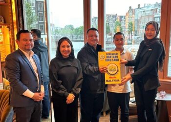 TUANKU Syed Faizuddin Putra Jamalullail (tiga dari kanan) berkenan menyerahkan sumbangan Bantuan Ibnu Sabil MAIPs kepada wakil Kedutaan Besar Malaysia di The Hague, Belanda, baru-baru ini.-UTUSAN