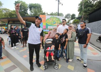 Datuk Mohd Jafni Md. Shukor berswafoto bersama pengunjung yang masuk ke Zoo Johor sempena pembukaan dan cuti umum di Zoo Johor , Johor Bahru   di sini  hari ini.
UTUSAN/ Baazlan Ibrahim.