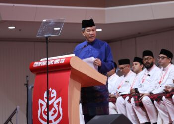 MOHAMAD Hasan berucap merasmikan Perhimpunan Agung, Wanita dan Pemuda UMNO di Pusat Dagangan Dunia (WTC), Kuala Lumpur, malam ini. - UTUSAN/FARIZ RUSADIO