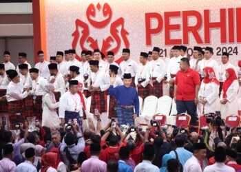 MOHAMAD Hasan melambai kepada perwakilan ketika hadir merasmikan Perhimpunan Agung, Wanita dan Pemuda UMNO di Pusat Dagangan Dunia (WTC), Kuala Lumpur, malam ini. - UTUSAN/FARIZ RUSADIO