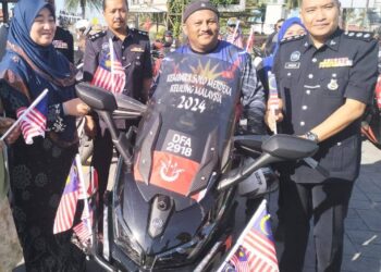 HALIM Hamid, 48, memulakan perjalanan mengelilingi Semenanjung Malaysia menggunakan skuter secara solo, semalam.