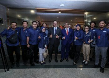 MOHD Zuki Ali bergambar bersama Kelab Media Putrajaya di bangunan Perdana Putra di Putrajaya. - UTUSAN/FAISOL MUSTAFA